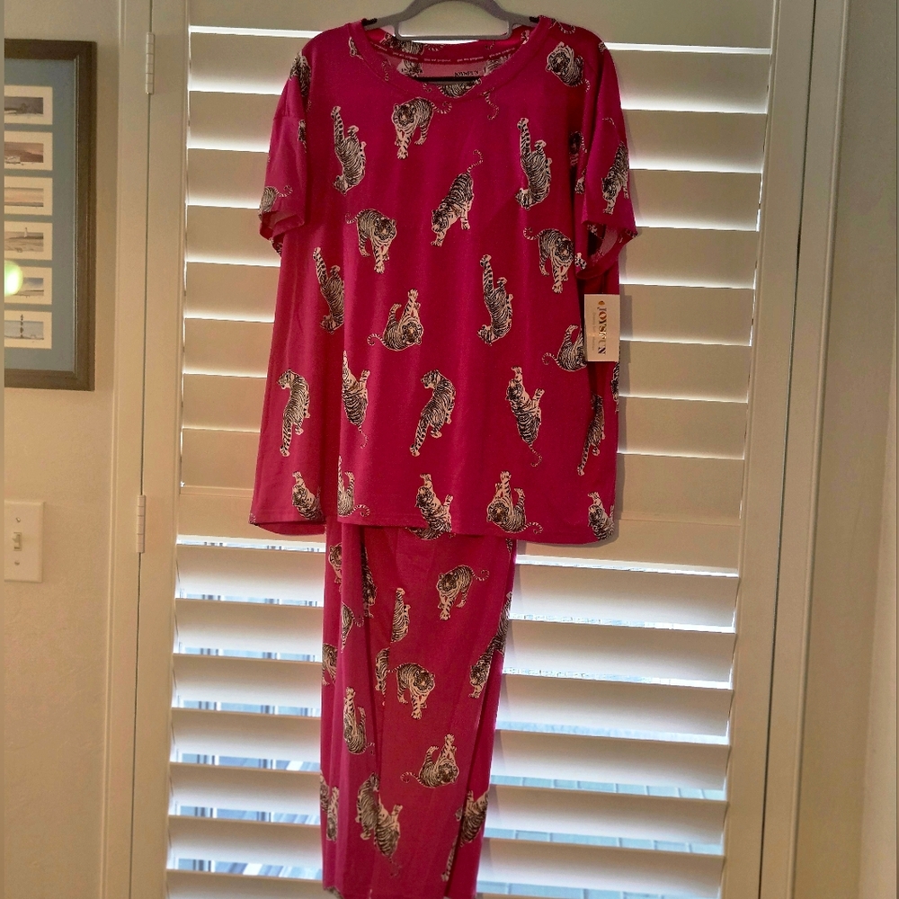 XL Womans Pink Pajamas with Tiger Print - Picture 1 of 6